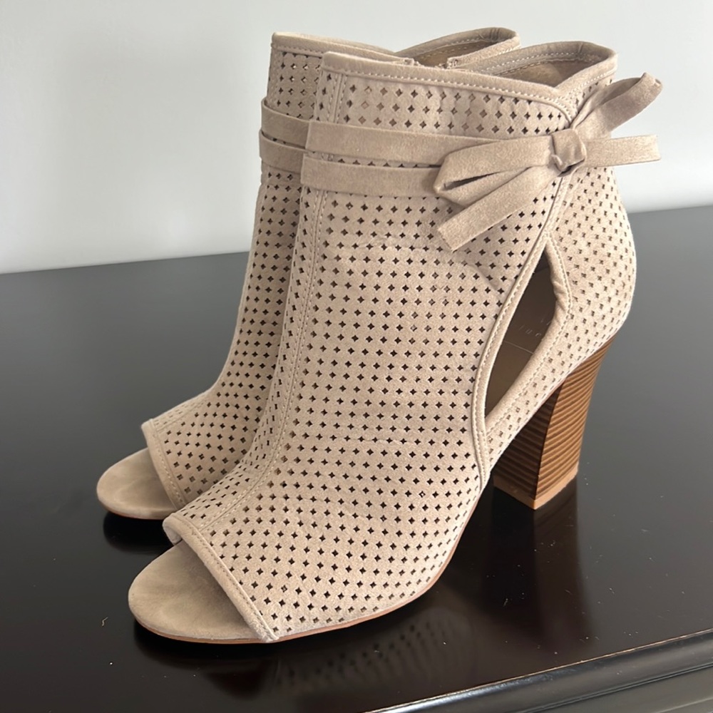 Kaari blue gently worn booties with bow size 8.5